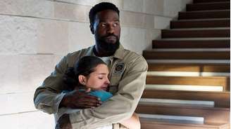 Billie Boullet e Yahya Abdul-Mateen II em 'Homem em Chamas', nova série da Netflix