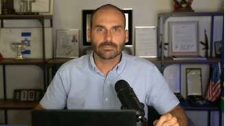 Eduardo Bolsonaro (PL-SP) fala sobre possibilidade de perder o seu mandato como deputado federal em live feita em seu canal de YouTube neste domingo, 20 de julho de 2025.