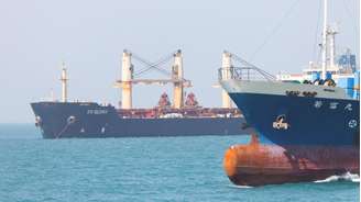 Mais de 2 mil navios e 20 mil marinheiros estão parados no estreito de Ormuz