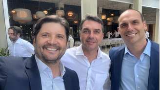 André do Prado, Flávio Bolsonaro e Eduardo Bolsonaro
