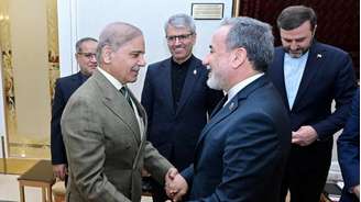 O primeiro-ministro paquistanês Shehbaz Sharif (à esquerda) se reúne com o ministro das Relações Exteriores do Irã, Abbas Araqchi, em Islamabad, no Paquistão, em 25 de abril de 2026.