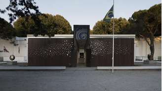 A parte externa do Pavilhão do Brasil na Bienal de Veneza acolheu na edição de 2026 acolheu a obra "Casulos", de Rosana Paulino.