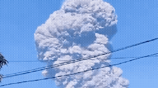 Imagens mostram que o vulcão expeliu uma coluna de cinzas ao longo de 10 quilômetros pelo céu
