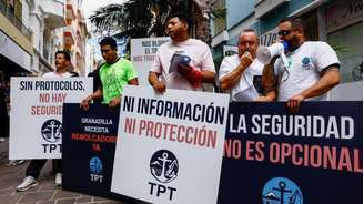 Manifestantes em Tenerife protestam contra a chegada do navio MV Hondius