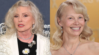 À esquerda, Debbie Harry, do Blondie