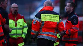 Médicos chegam à Base Aérea de Eindhoven, na Holanda, em 10 de maio de 2026, para receber passageiros do MV Hondius.