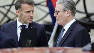 O presidente francês, Emmanuel Macron, conversa com o primeiro‑ministro britânico, Keir Starmer, no pátio do Palácio do Eliseu, em Paris, em 17 de abril de 2026, durante reunião de aliados que discutiu o envio de uma força multinacional para garantir a segurança e a livre navegação no estreito de Ormuz.
