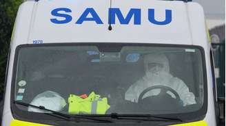 Ambulância transportando franceses suspeitos de contaminação pelo hantavírus em 10 de maio de 2026.