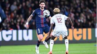 Lucas Beraldo domina a bola diante do meia Alpha Toure, do Metz, em 21 de fevereiro de 2026.