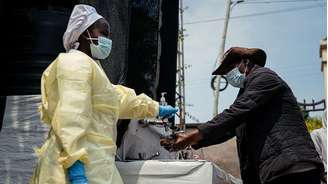 Todos os visitantes e pacientes devem lavar as mãos e medir a temperatura antes de entrar no Hospital Kyeshero na cidade de Goma, na República Democrática do Congo
