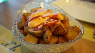 Croquantes por fora, macias por dentro: testei o truque da água para fazer batata frita na air fryer e o resultado é imbatível