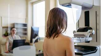 Mulher jovem passando por exame de mama