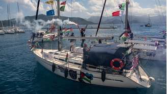 Barcos da flotilha Global Sumud, transportando ativistas e ajuda humanitária, partiram rumo à Faixa de Gaza do porto de Marmaris, na Turquia, em 14 de maio de 2026.