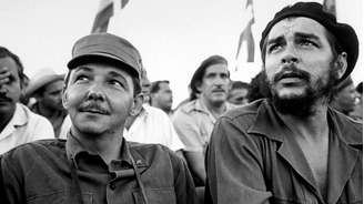 Raúl Castro ao lado de Che Guevara em 1964