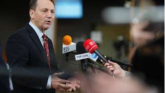 Radoslaw Sikorski, ministro das Relações Exteriores da Polônia, fala à imprensa ao chegar a reunião de chanceleres da União Europeia em Bruxelas, em 16 de março de 2026