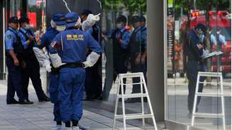 Policiais de Tóquio en frente ao shopping onde um homem atacou clientes com um spray, nesta segunda-feira (25).