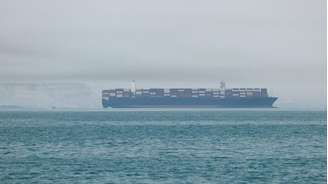 Navios no Estreito de Ormuz, em 22 de maio de 2026.