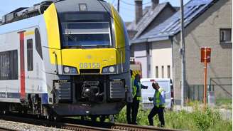Fotografia mostra o trem que colidiu com um ônibus escolar na passagem de nível de Vierhuizen, em Buggenhout, a cerca de 20 km ao norte de Bruxelas, em 26 de maio de 2026.