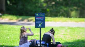 Pessoas se refrescam em um "espaço fresco" criado pelo governo local, em um parque, em Nantes, oeste da França, em 26 de maio de 2026. O serviço meteorológico francês colocou o oeste da França em alerta devido a uma onda de calor incomum para o final de maio, descrita como "altamente atípica" para a época.
