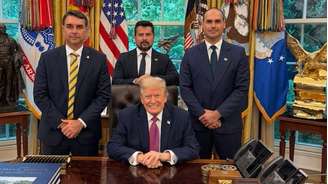 Em imagem publicada durante a viagem, Flávio Bolsonaro, Paulo Figueiredo e Eduardo Bolsonaro posam com Donald Trump