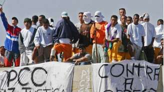 Detentos vinculados ao Primeiro Comando da Capital (PCC), durante rebelião