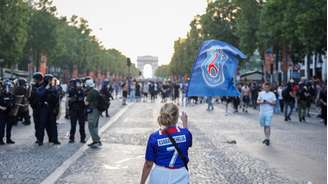 Avenida Champs-Elysées, em Paris, foi tomada por torcedores do PSG a partir do início da noite. (30/05/2026)