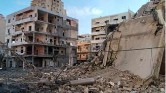 Bombardeios israelenses deixam destruição em Tiro, no sul do Líbano.