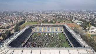 Estádio Bicentenário, no Chile, lotado para evento com álbum da Copa 