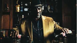 Alamo (Adewale Akinnuoye-Agbaje) serve copos de Coca-Cola em episódio final de 'Euphoria'