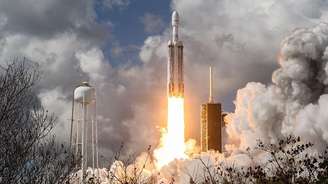 A SpaceX contrói e opera os foguetes e a infraestrutura de lançamento que dão suporte à sua subsidiária Starlink