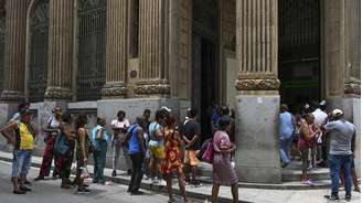 Pessoas fazem fila para retirar dinheiro em Havana, após paralisação de operações com cartões Visa e Mastercard no país. (03/06/2026)