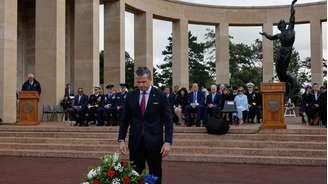 Secretário de Defesa dos EUA, Pete Hegseth, deposita coroa de flores em cerimônia do Dia D na Normandia.