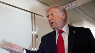 Trump conversa com jornalistas a bordo do Air Force One durante voo para Wisconsin.