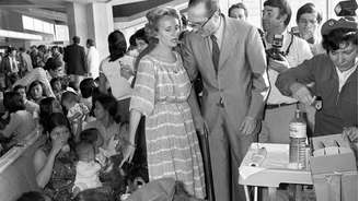 Bernadette e Jacques Chirac recebem 277 refugiados vietnamitas em Roissy, em 1979.