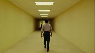 O ator britânico Chiwetel Ejiofor interpreta Clark em Backrooms