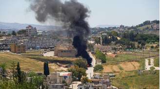 Fumaça sobe após ataque israelense no sul do Líbano, em 5 de junho de 2026.