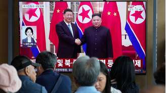 Nesta foto divulgada pelo governo da Coreia do Norte, o líder norte-coreano Kim Jong Un, à esquerda, aperta a mão do presidente chinês Xi Jinping em Pequim, na quinta-feira, 4 de setembro de 2025.