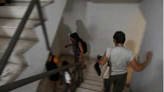 Trabalhadores descem escadas às pressas em prédio de escritórios em Havana, após tremor sentido na capital cubana em 8 de junho de 2026.