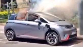 BYD Dolphin pega fogo no RS e é primeiro carro elétrico a sofrer incêndio no Brasil