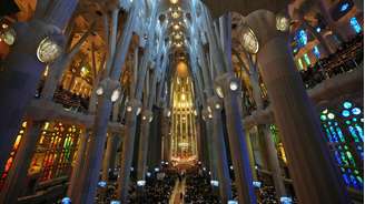 Fiéis aguardam o início da missa celebrada pelo papa Leão XIV na Basílica da Sagrada Família, em Barcelona, Espanha, nesta quarta‑feira, 10 de junho de 2026.