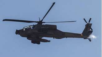 Foto feita no norte de Israel, na fronteira com o sul do Líbano, mostra um helicóptero AH-64 Apache da Força Aérea de Israel em voo em 4 de junho de 2026.