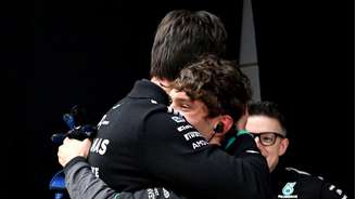 Kimi Antonelli, Toto Wolff e Bono após vitória 