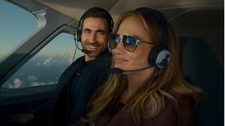 'Paixão de Escritório' mostra romance proibido entre executiva vivida por Jennifer Lopez e o advogado interpretado por Brett Goldstein