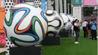 Bolas de futebol gigantes para a apresentação do Fan Festival da Copa do Mundo, em 10 de junho de 2026, em Miami.