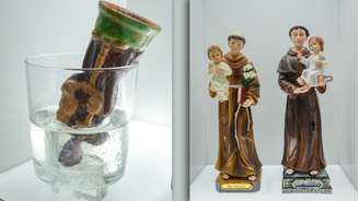 À esquerda, imagem de Santo Antônio de cabeça para baixo até que a graça amorosa seja alcançada. À direita, as imagens de Santo Antônio casamenteiro e milagreiro, com o Menino Jesus em lados opostos.