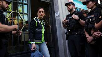 Uma policial carrega uma mochila do gabinete do ex-primeiro-ministro espanhol José Luis Rodríguez Zapatero. Em Madri, Espanha, em 19 de maio de 2026.