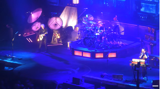 Rush surpreende fãs com “New World Man” e toca "Moving Pictures" completo em Los Angeles