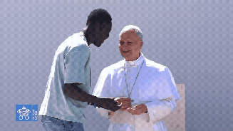 Papa Leão XIV faz gesto ‘six-seven’ em visita às Ilhas Canárias em brincadeira com jovem senegalês