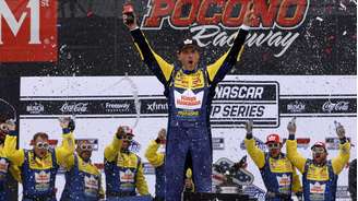 Denny Hamlin na Victory Lane em Pocono 2026.