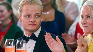 Marius Borg Høiby e a princesa herdeira da Noruega, Mette-Marit, em Oslo, em 16 de junho de 2022.
